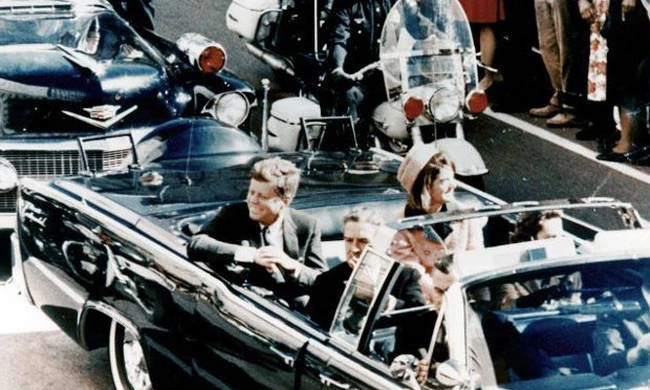 Σαν σήμερα το 1963 δολοφονείται στο Ντάλας ο Τζον Κένεντι – Νέο σενάριο εμπλέκει στο έγκλημα την Τζάκι